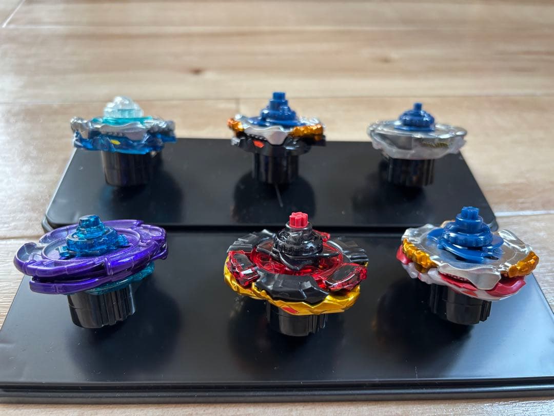 ベイブレード バトル未使用品6個+新品ランチャー 2個+パーツ付き