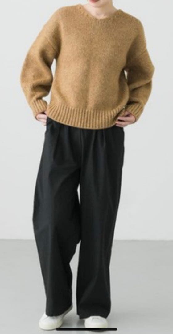 クロマメ かぐれ　カーブスリーブVネックニット CAMEL