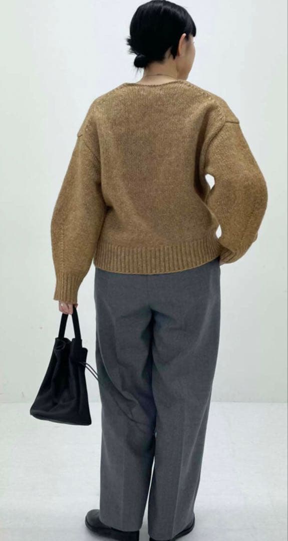 クロマメ かぐれ　カーブスリーブVネックニット CAMEL