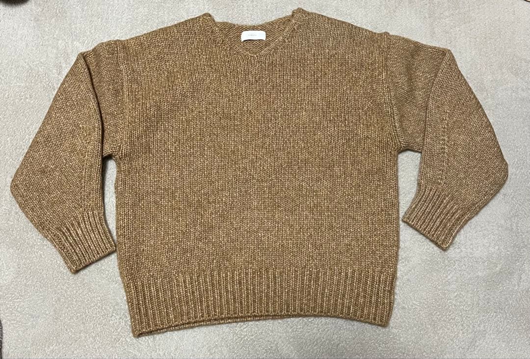 クロマメ かぐれ　カーブスリーブVネックニット CAMEL