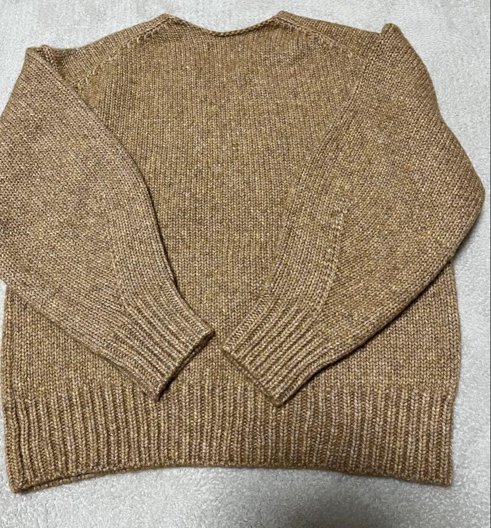 クロマメ かぐれ　カーブスリーブVネックニット CAMEL