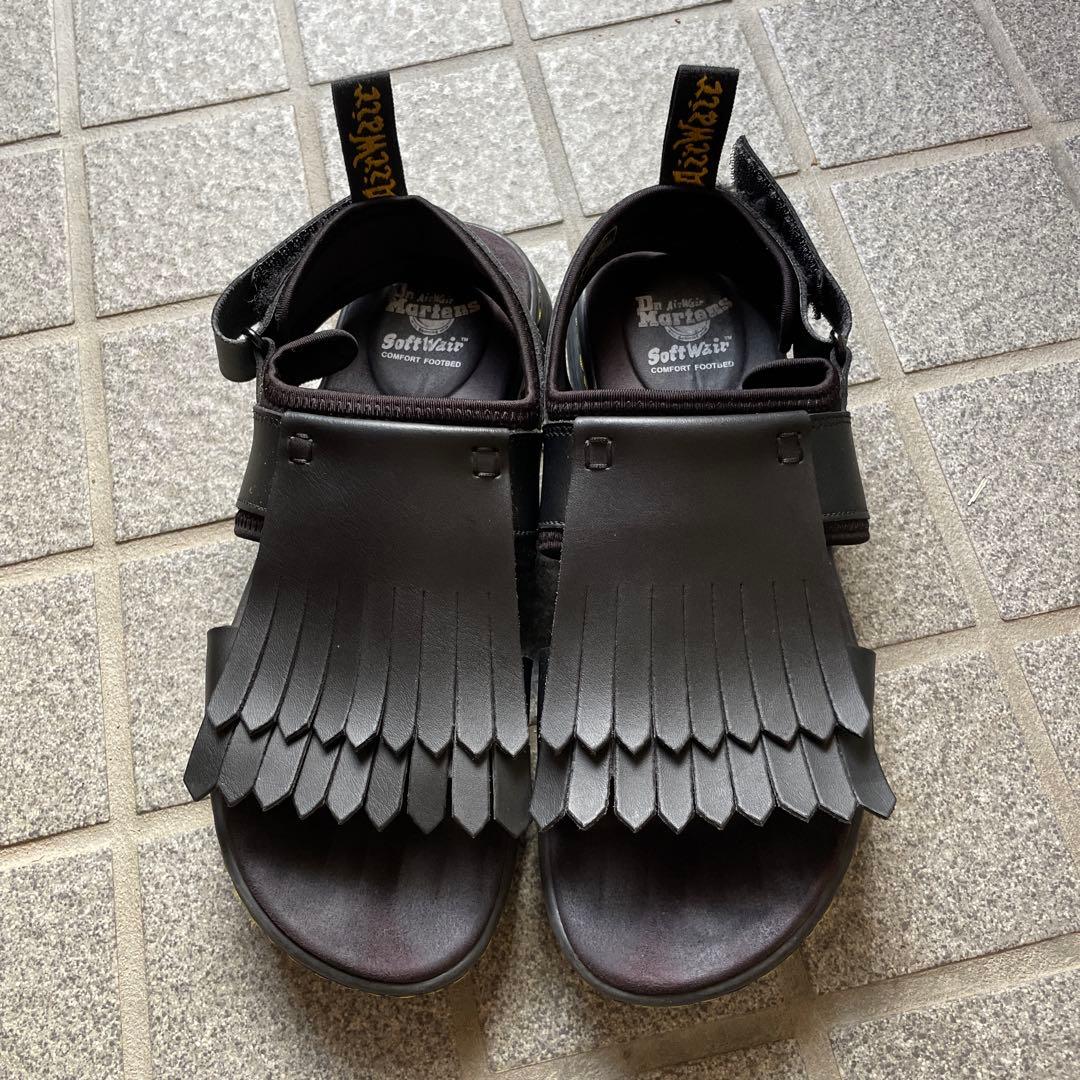 フリンジ付きブラックサンダル　ドクターマーチン