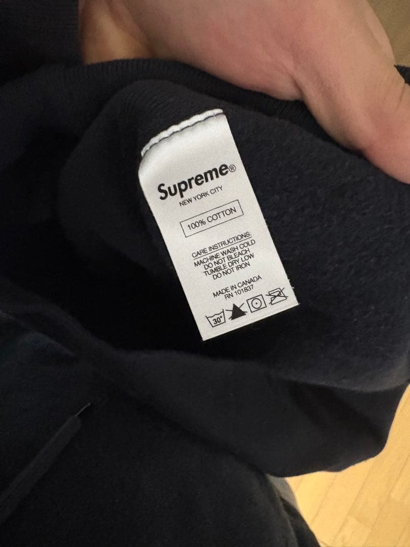 シュプリーム黒パーカー