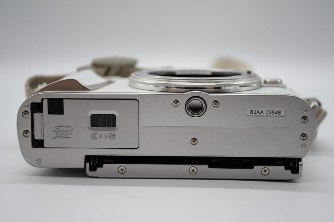 ★ほぼ新品★ OLYMPUS オリンパス PEN E-PL10 ホワイト 即発送