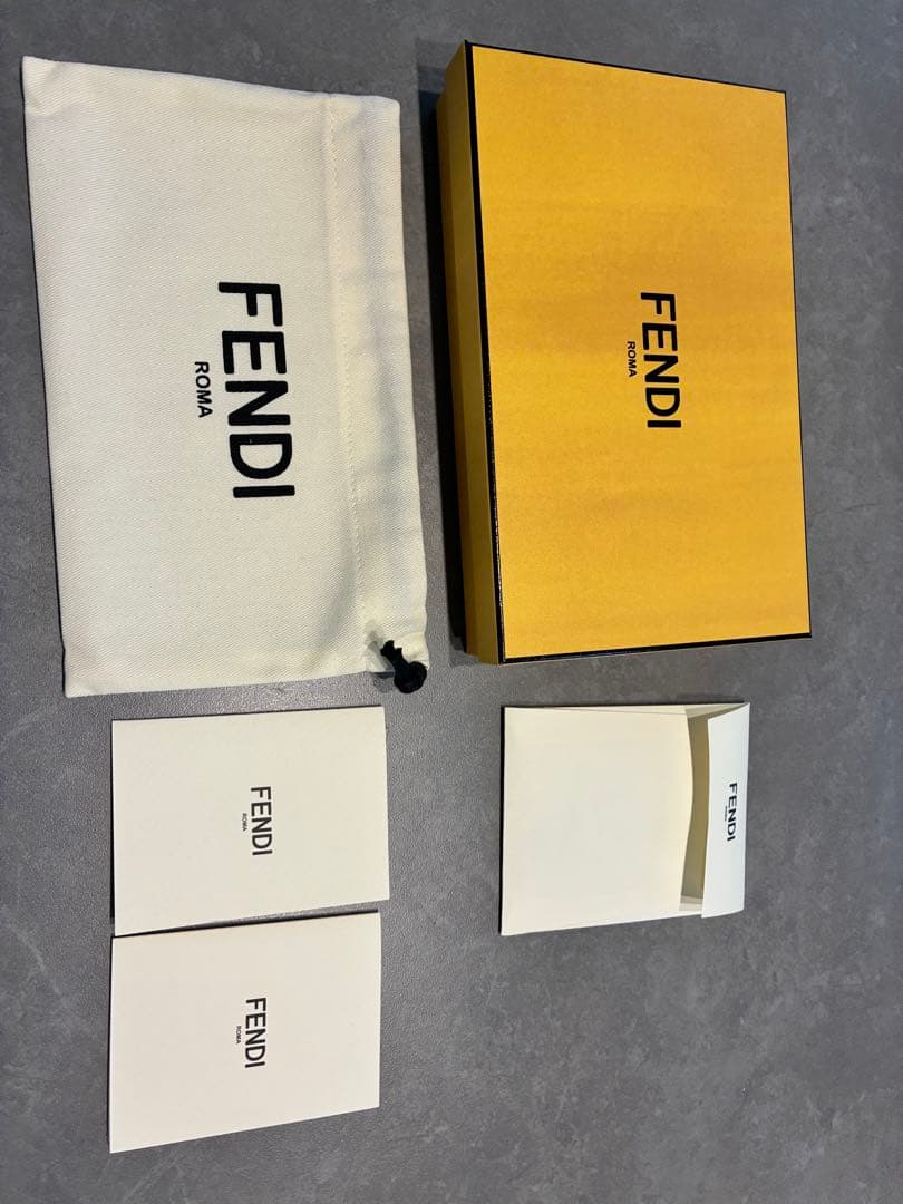 hipo❗️Fendi 長財布 黒/黄色