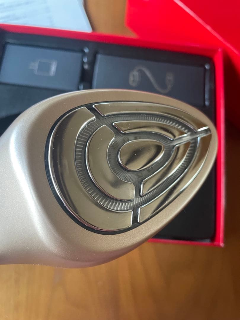 美品　動作確認済　アルコール済Eclat 美顔器 ゴールド　ME ラボンエクラ