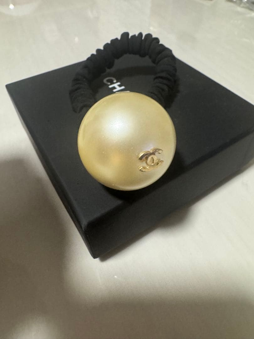 CHANEL パール風ボール ヘアゴム