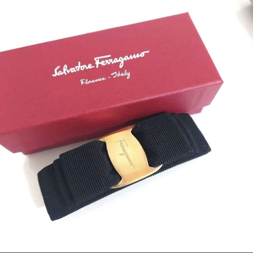 フェラガモ 　ヴァラ　ブラック　ゴールド　リボン　バレッタ　【used】