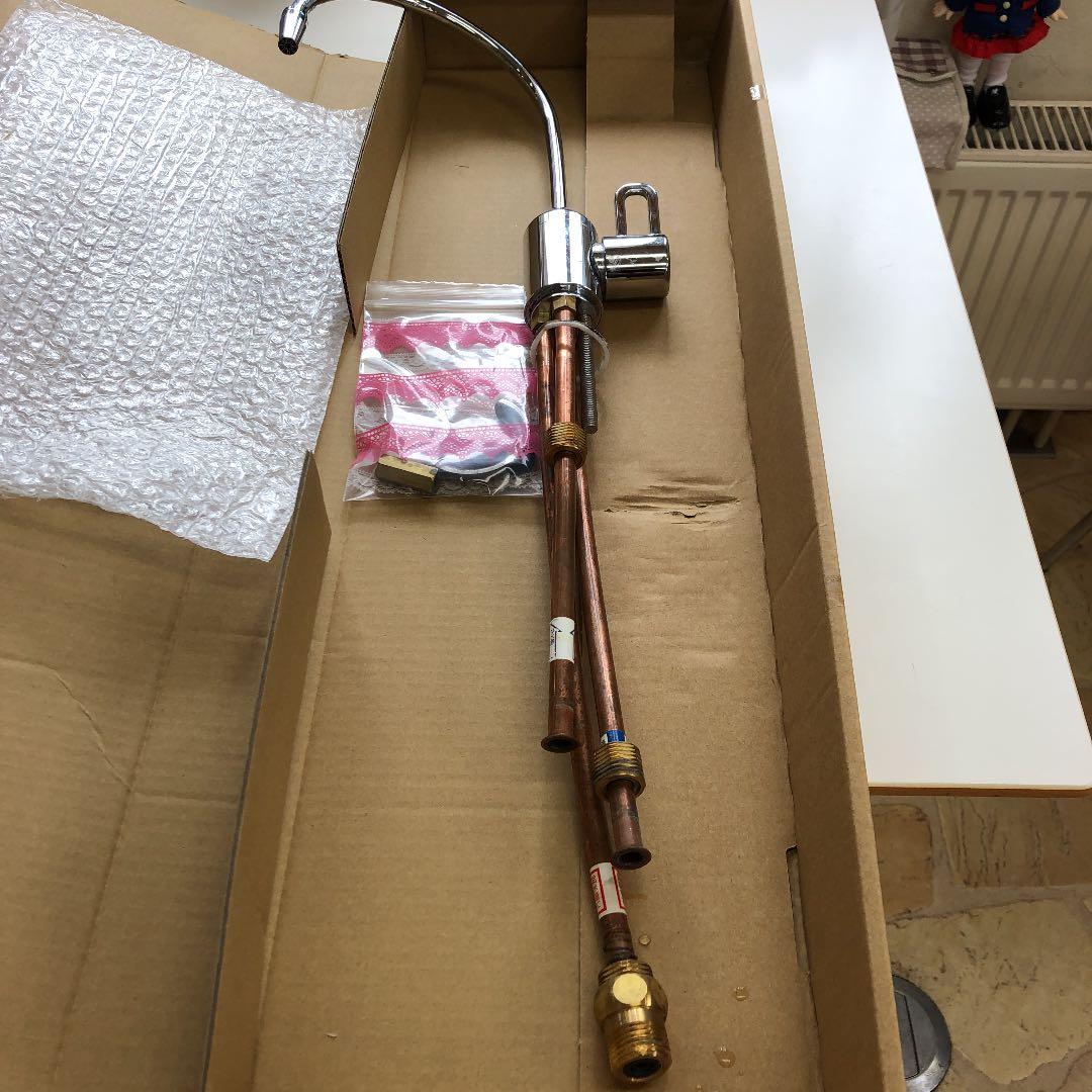 キッチンのシンク上に付いている浄水器のビルトインタイプの蛇口レバーになります