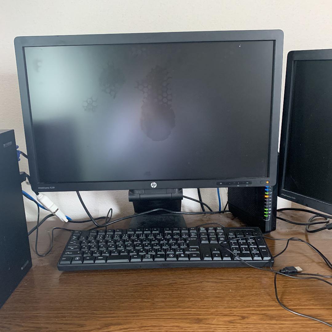 DELLのデスクトップパソコン(intel corei7)とモニター2つです。