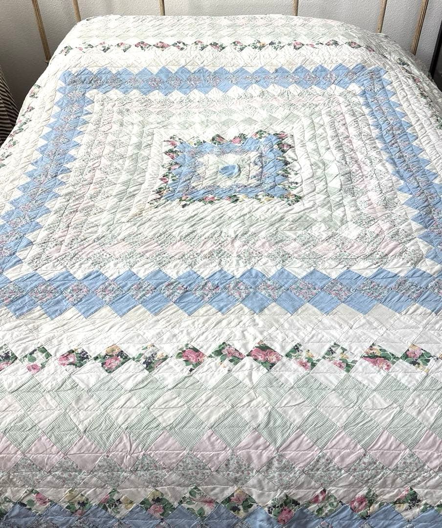 アメリカンアンティークキルト　ベッドカバー　ブロック繋ぎ