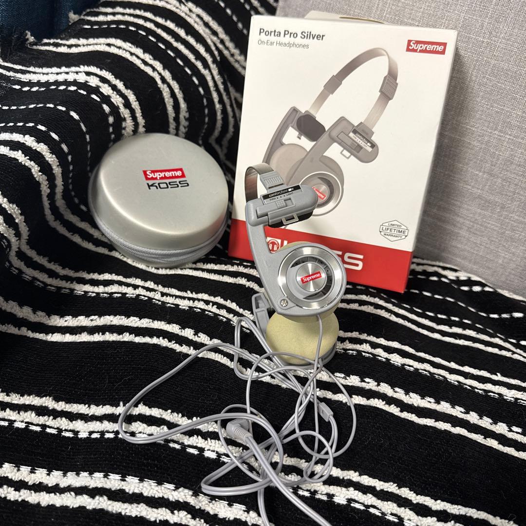 SupremeとKossのコラボのヘッドホンです。