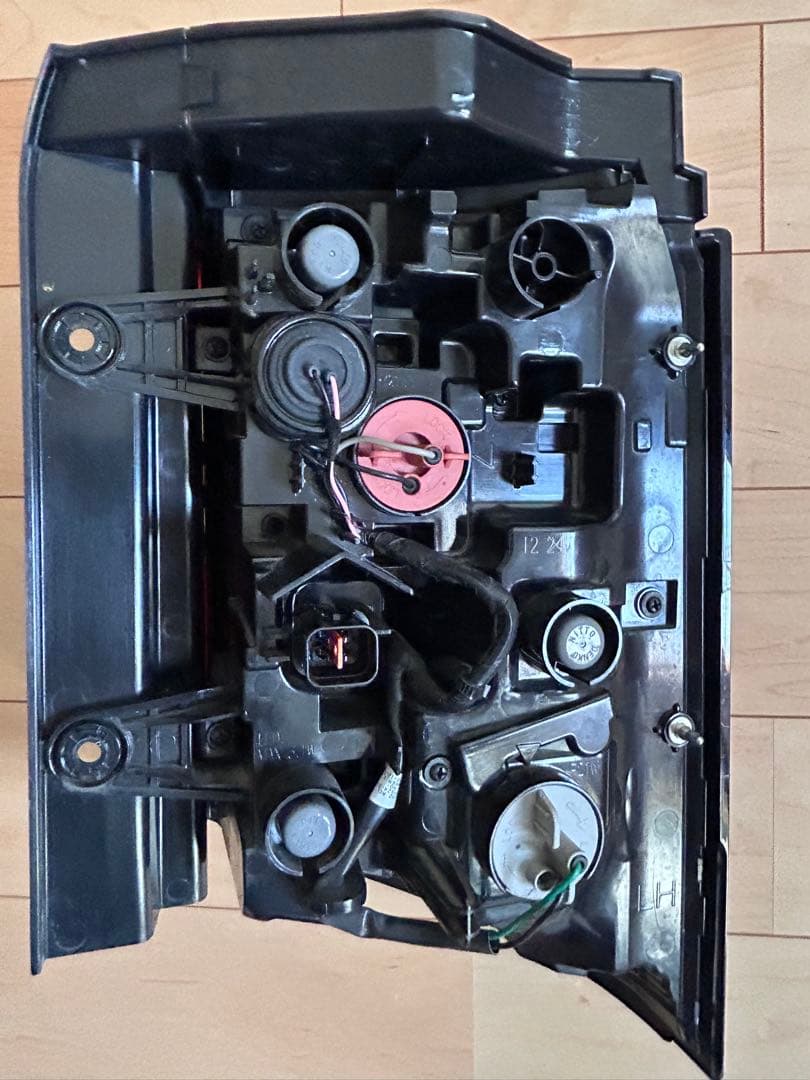 デリカD5 3DA-CV1W テールランプレンズ左