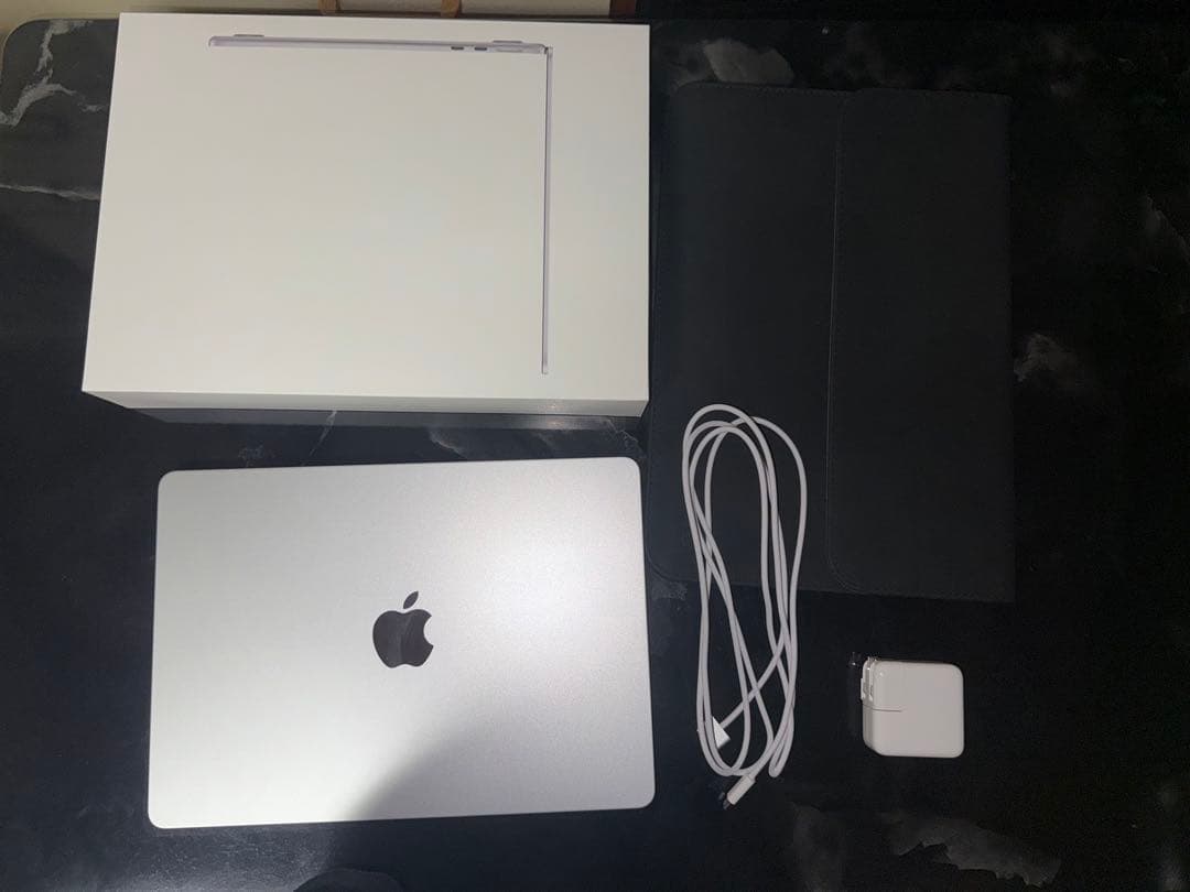 Apple MacBook Air (M2, 13インチ) 本体