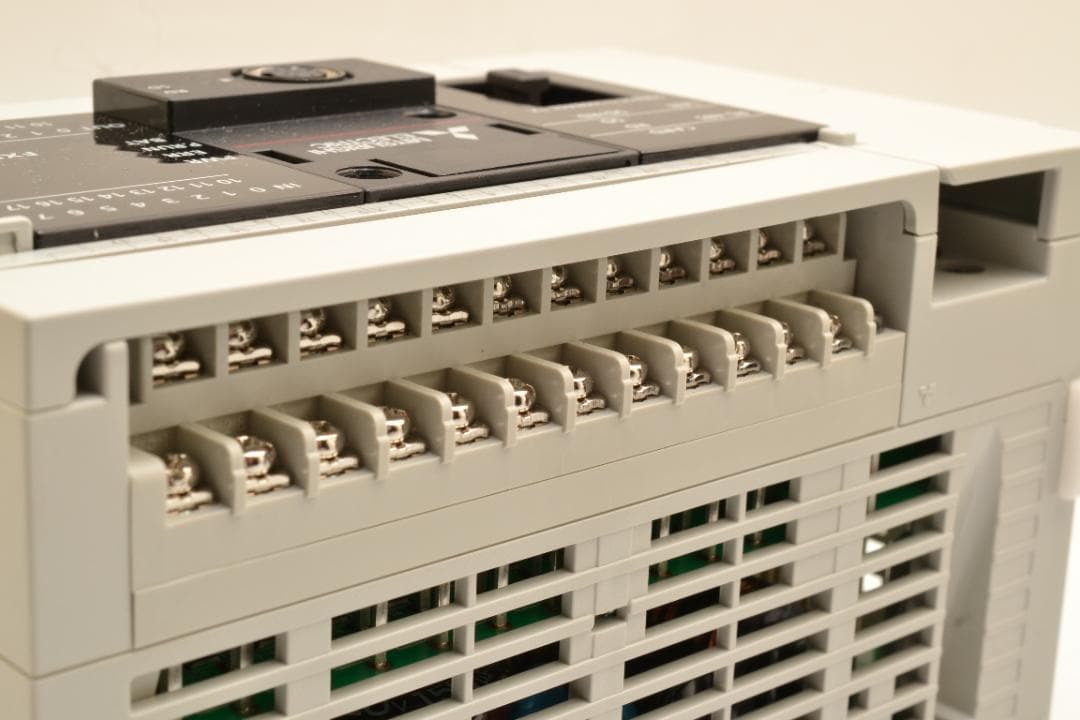 ☆美品☆三菱電機 PLC FX5U-32MR/ES シーケンサ