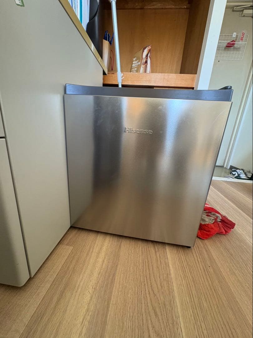 Hisense シルバー コンパクト冷蔵庫