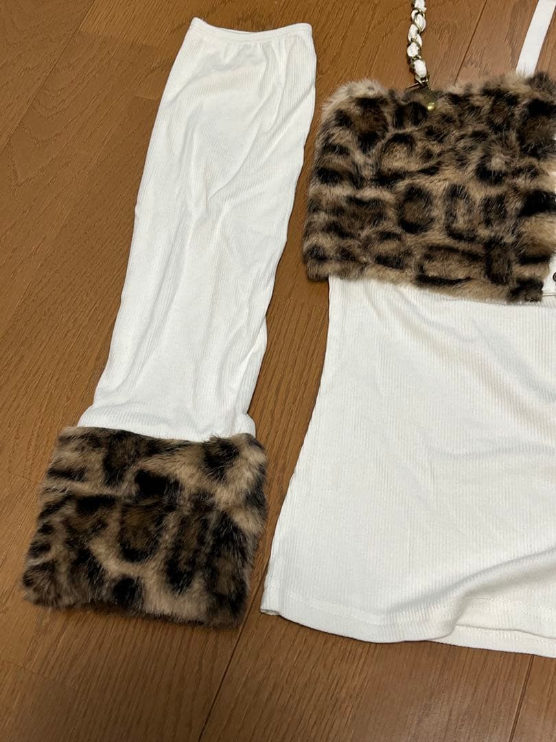 ２３５　d.i.a ホワイト　ベアトップ　☆☆