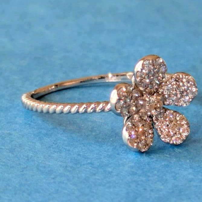 【新品】フラワー　H＆Cダイヤモンドリング　pt950 0.25ct お花リング