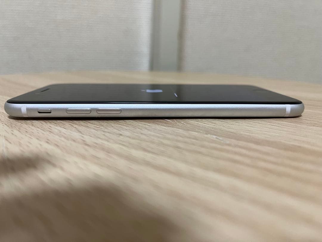 Apple iPhone 第2世代SE 本体　64GB バッテリー残81%