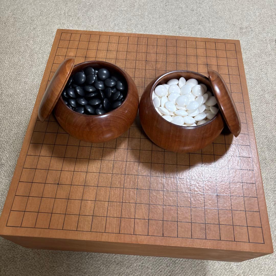 美品　本榧製囲碁盤、脚付き　ヘソ付き、碁石那智黒、蛤