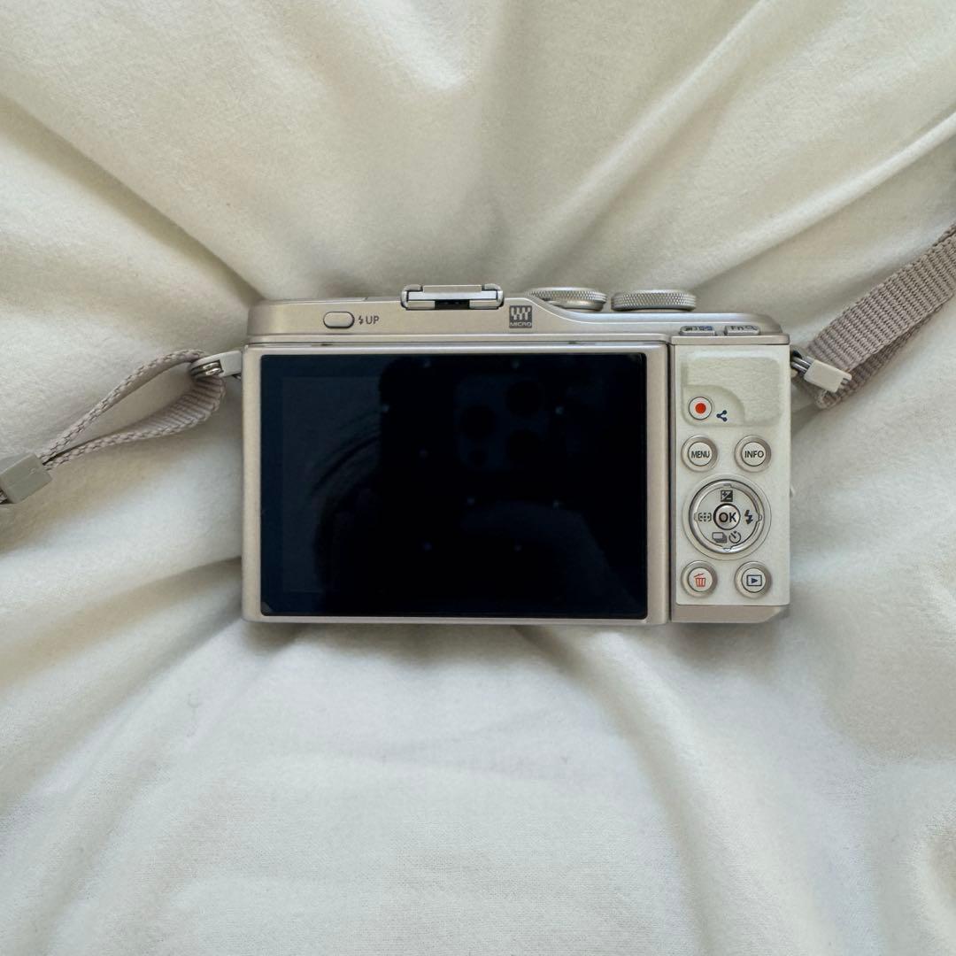 【超美品】Olympus PEN E-PL10 EZダブルズームキット ホワイト