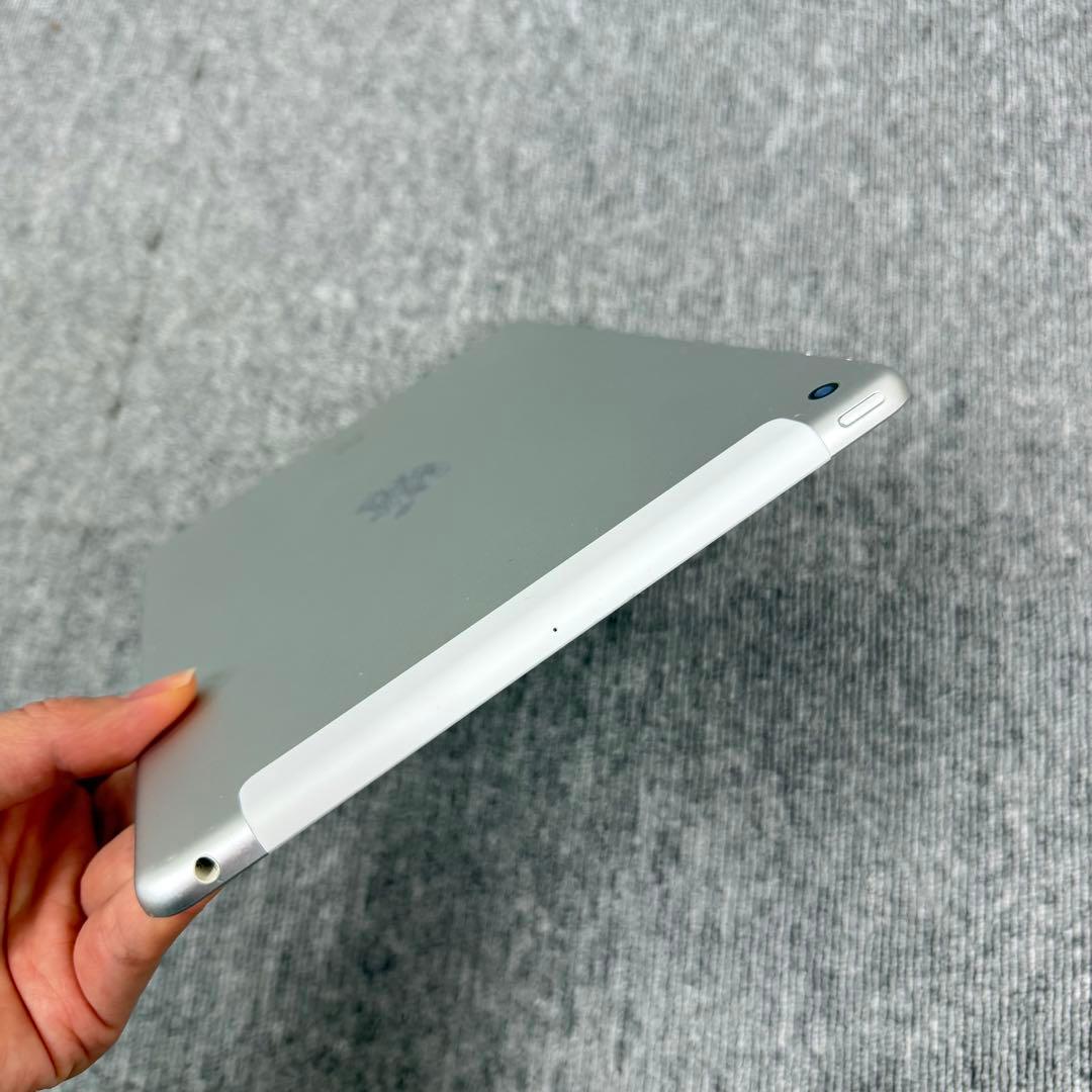 iPad 第一6世代 32GB Wi-Fi + Cellular シルバー
