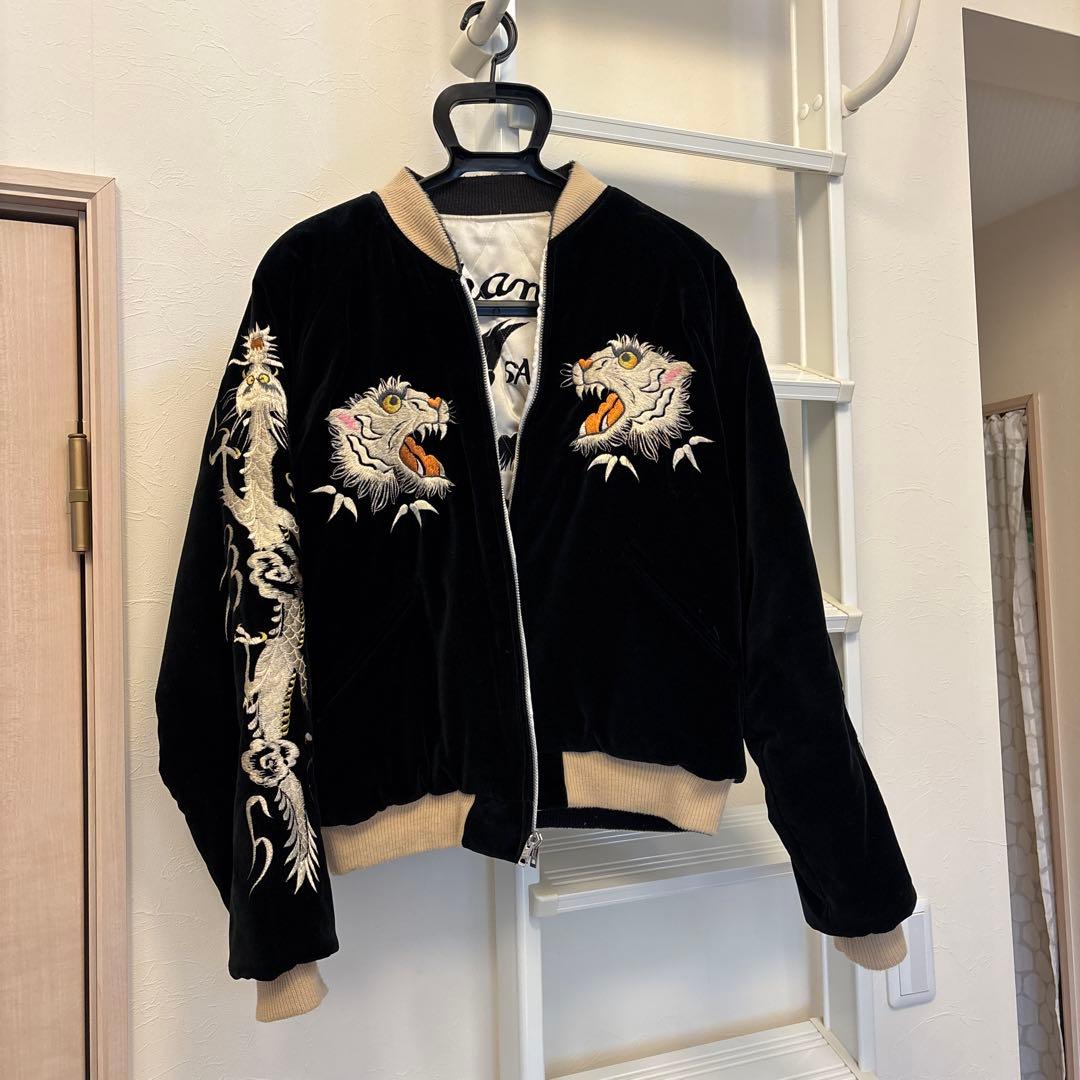 東洋エンタープライズ　虎とドラゴン刺繍 ベルベットスカジャン