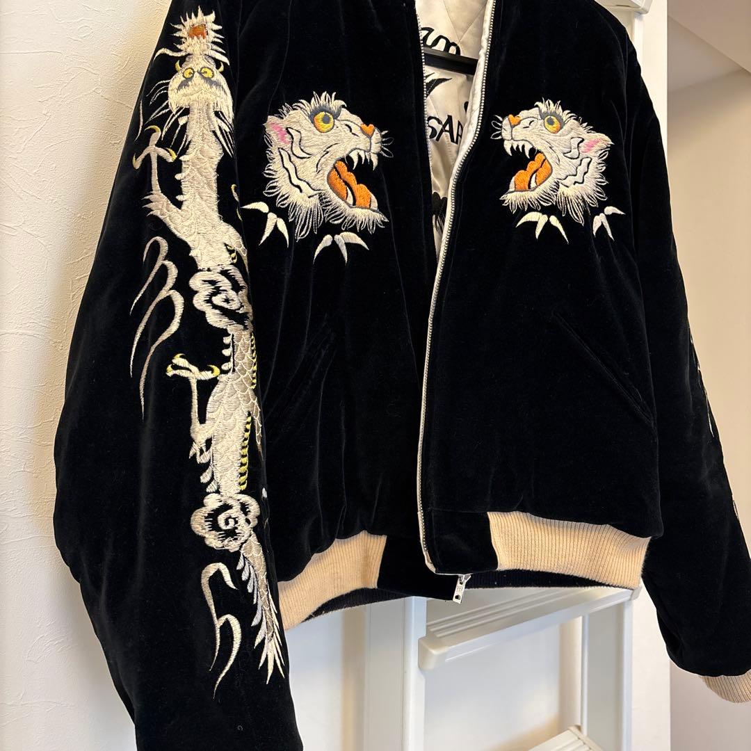 東洋エンタープライズ　虎とドラゴン刺繍 ベルベットスカジャン