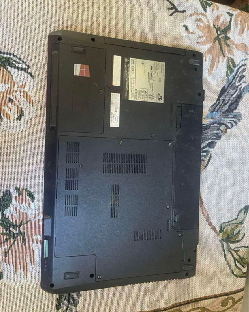 富士通　赤色ノートパソコン 造形が美しいデザイン