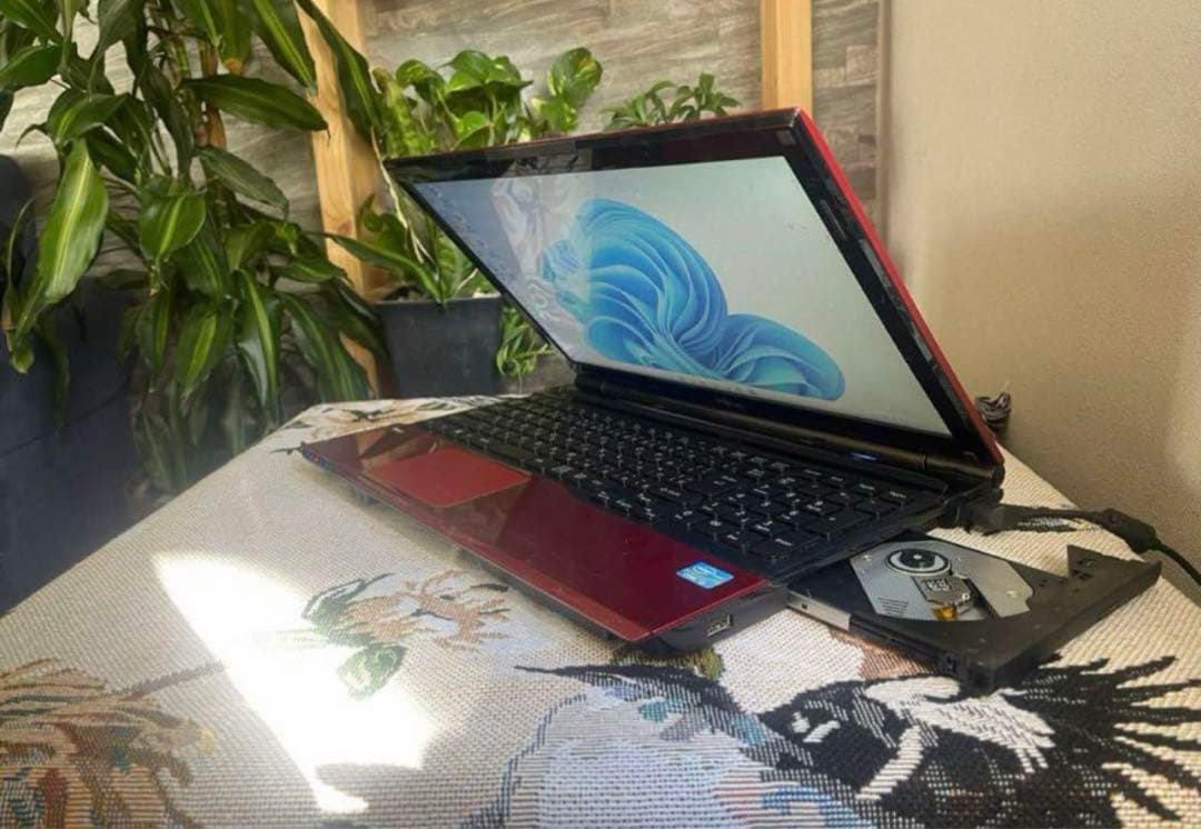 富士通　赤色ノートパソコン 造形が美しいデザイン