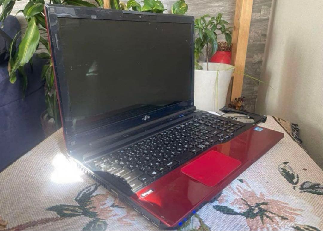 富士通　赤色ノートパソコン 造形が美しいデザイン
