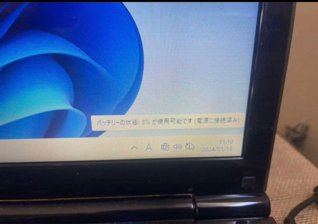 富士通　赤色ノートパソコン 造形が美しいデザイン