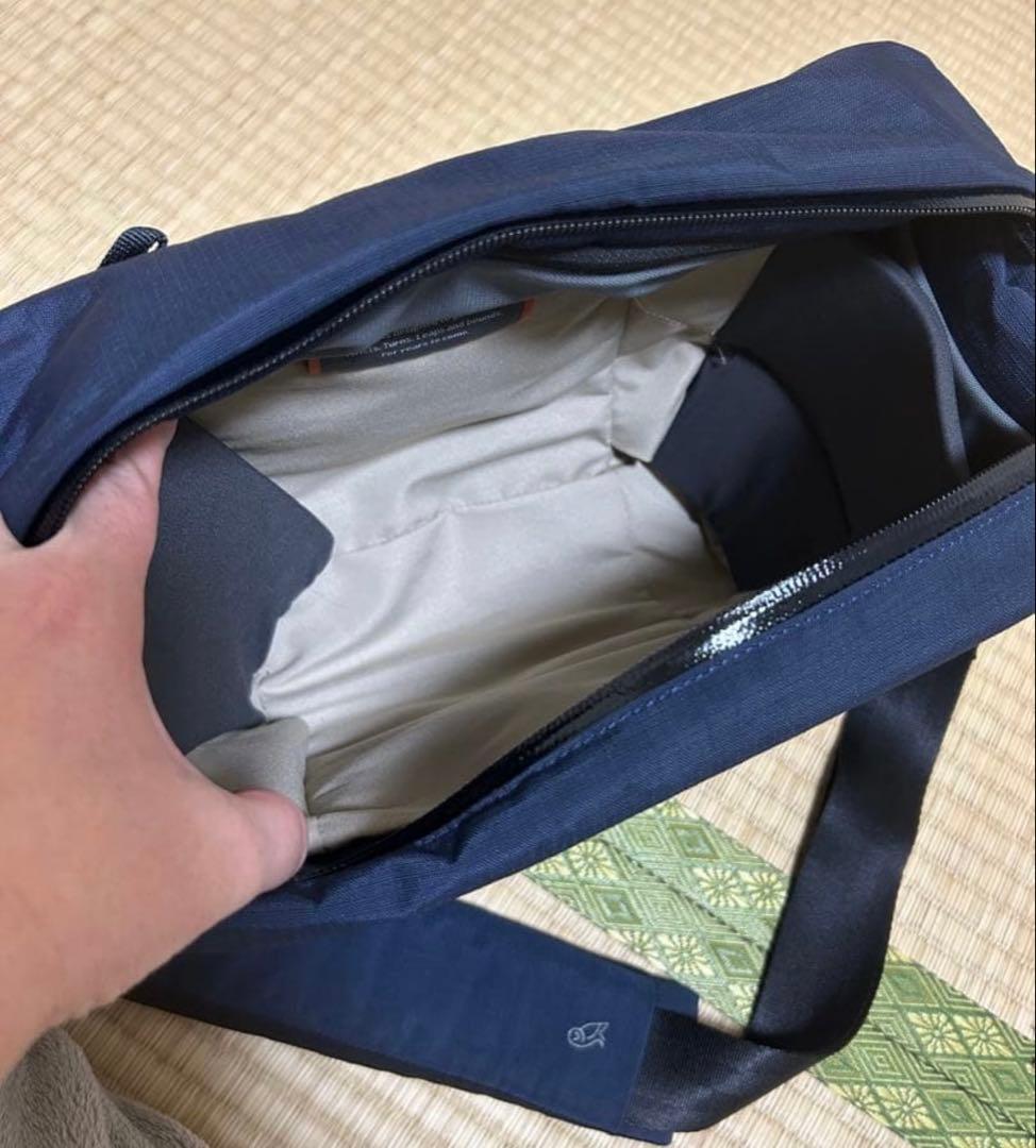 美品　bellroy ベルロイ　ボディーバッグ　大きめ　ネイビー