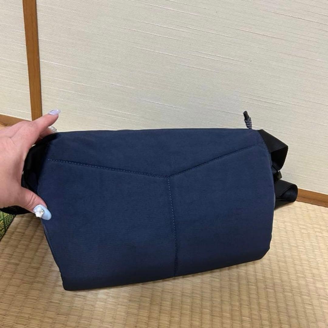 美品　bellroy ベルロイ　ボディーバッグ　大きめ　ネイビー