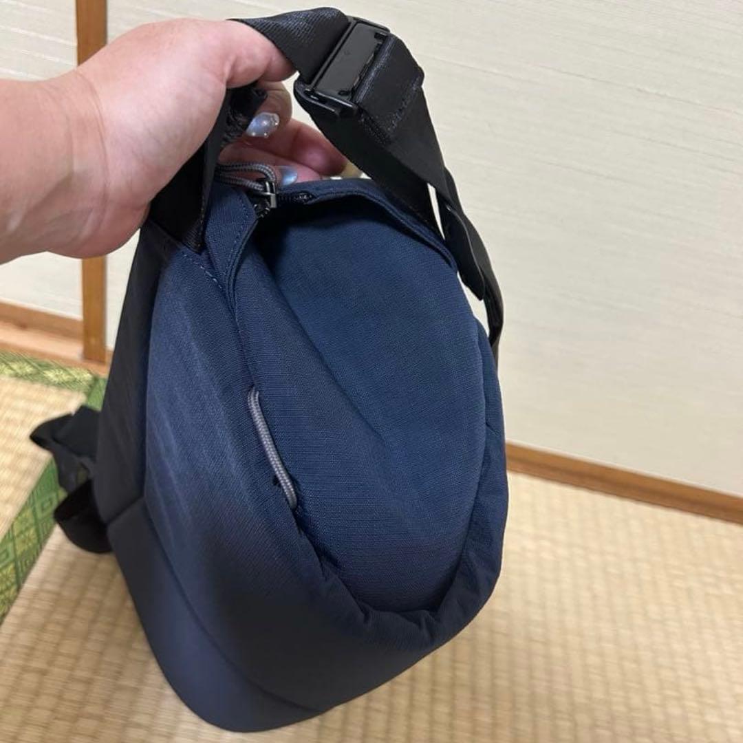 美品　bellroy ベルロイ　ボディーバッグ　大きめ　ネイビー