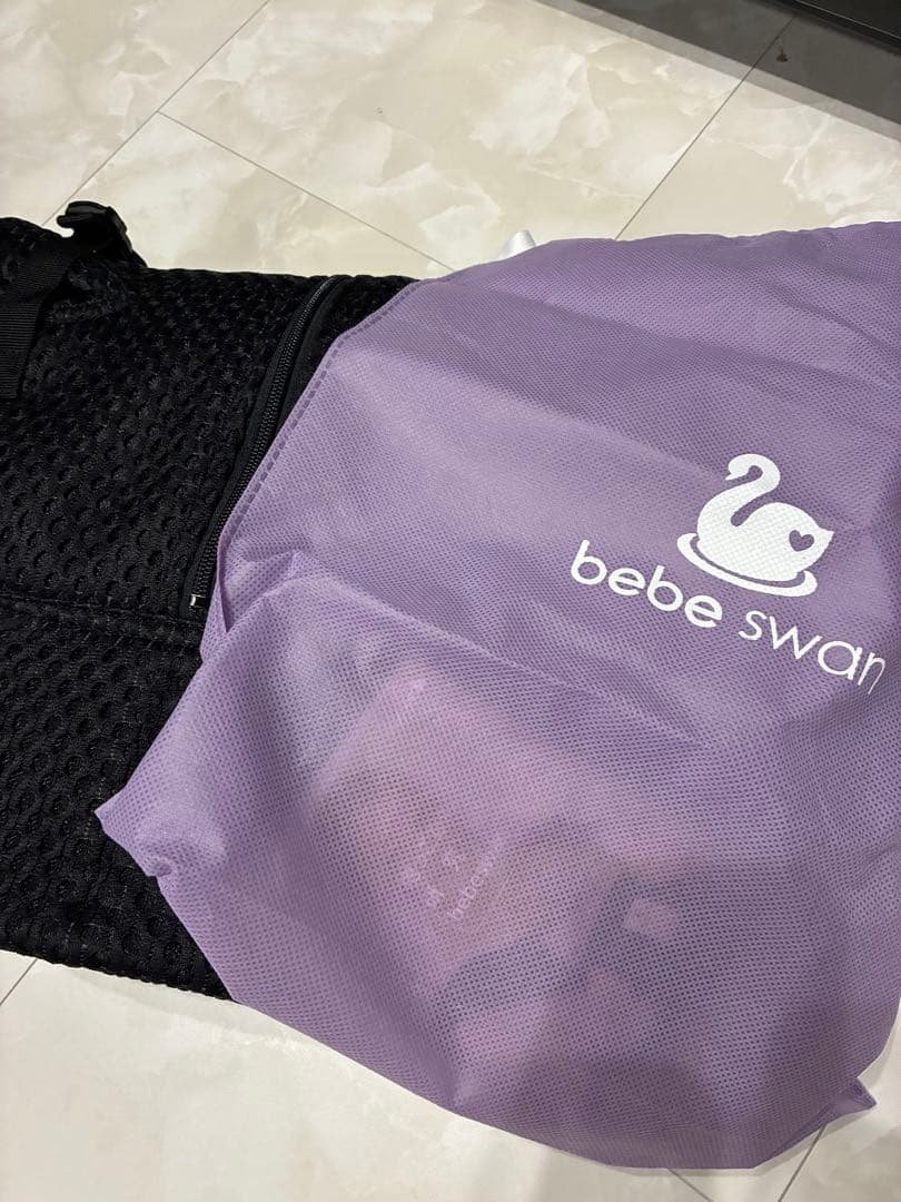 新品同様べべスワン　ブラック　抱っこ紐