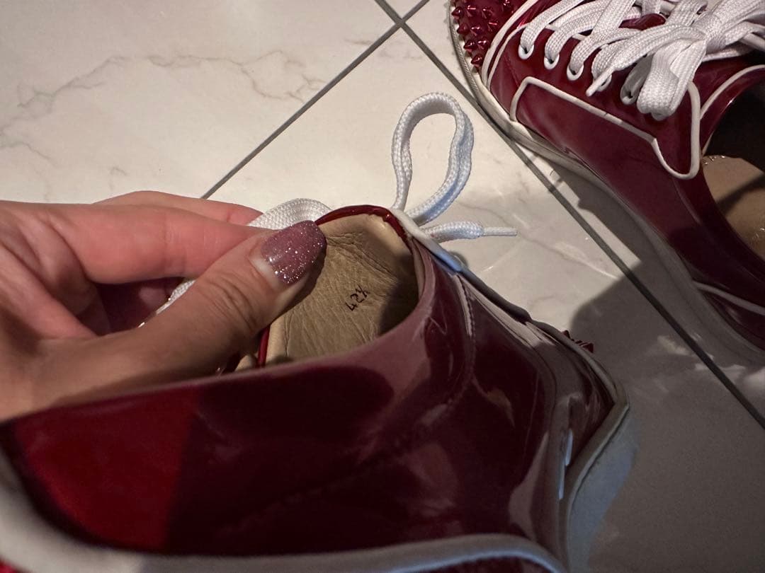 クリスチャンルブタン エナメル　赤　スニーカー