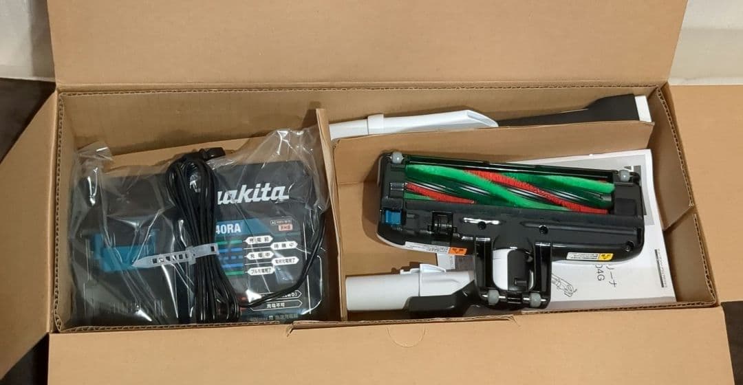 【新品】マキタ充電式クリーナCL004GRDW　バッテリー、急速充電器付き