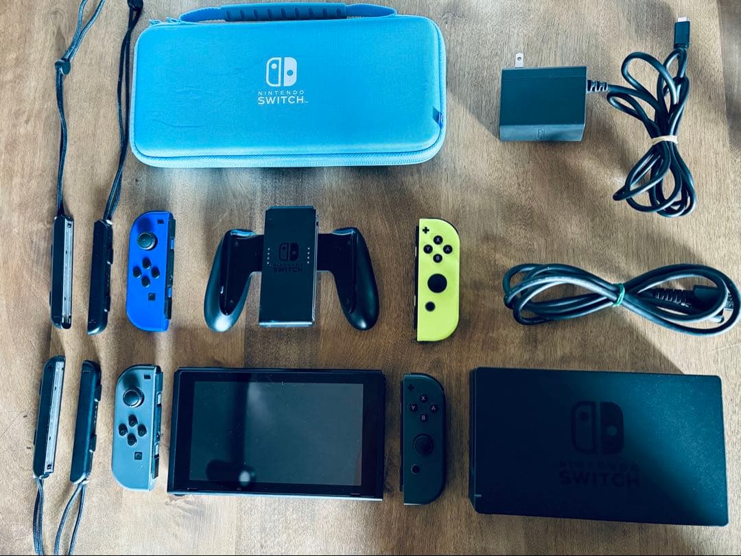 Nintendo Switch 本体 + 付属品（4人プレイ可能）