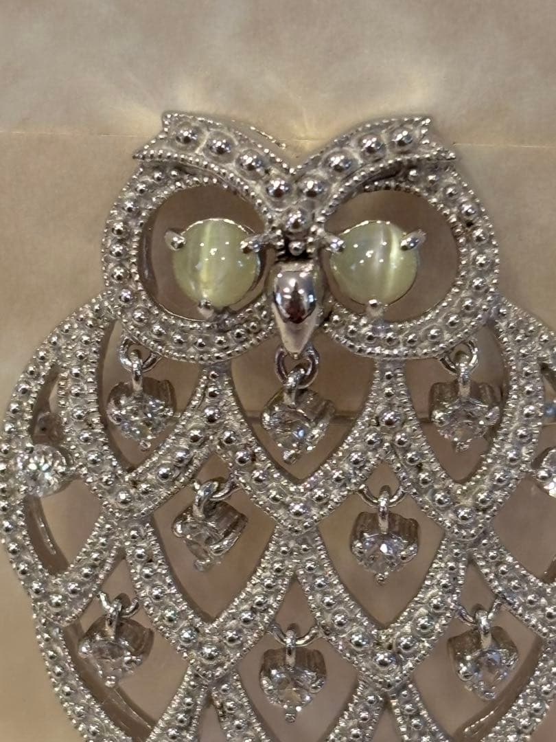 フクロウ型シルバーブローチ　キャッツアイ