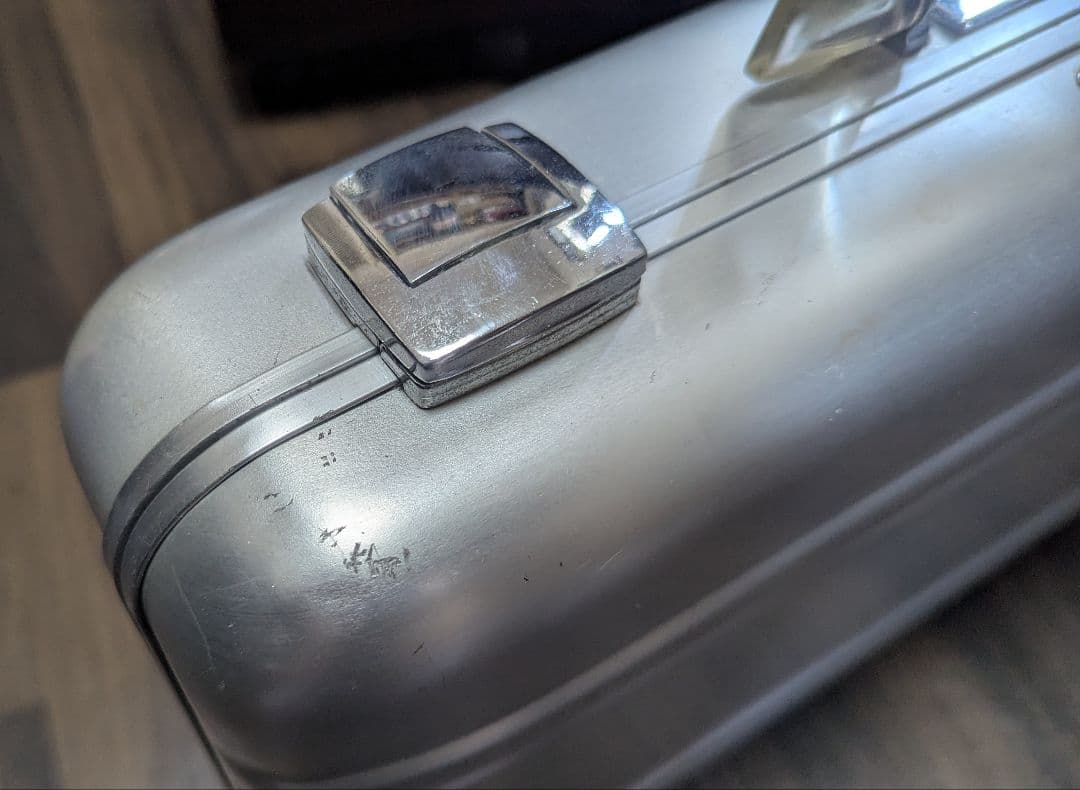 ゼロハリバートン、クリアアクリルのグリップ