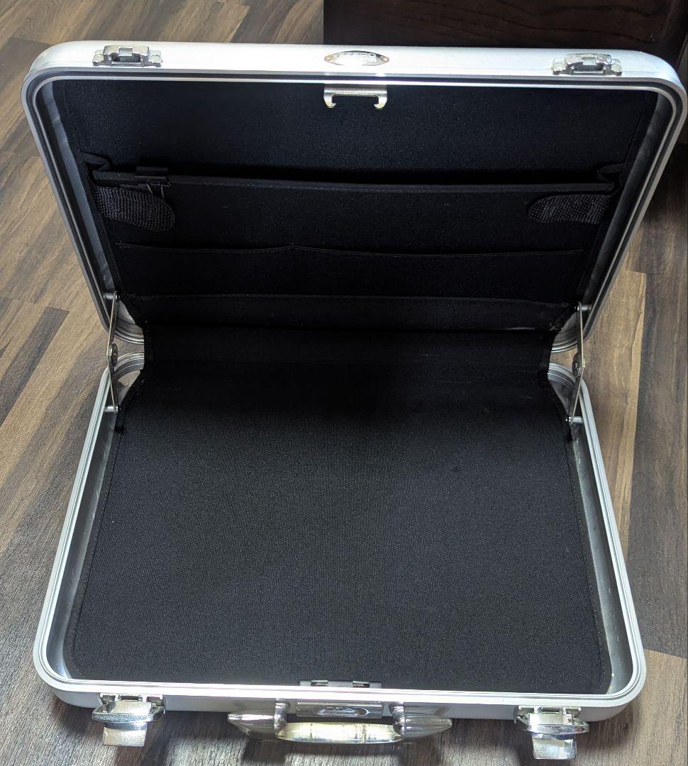 ゼロハリバートン、クリアアクリルのグリップ