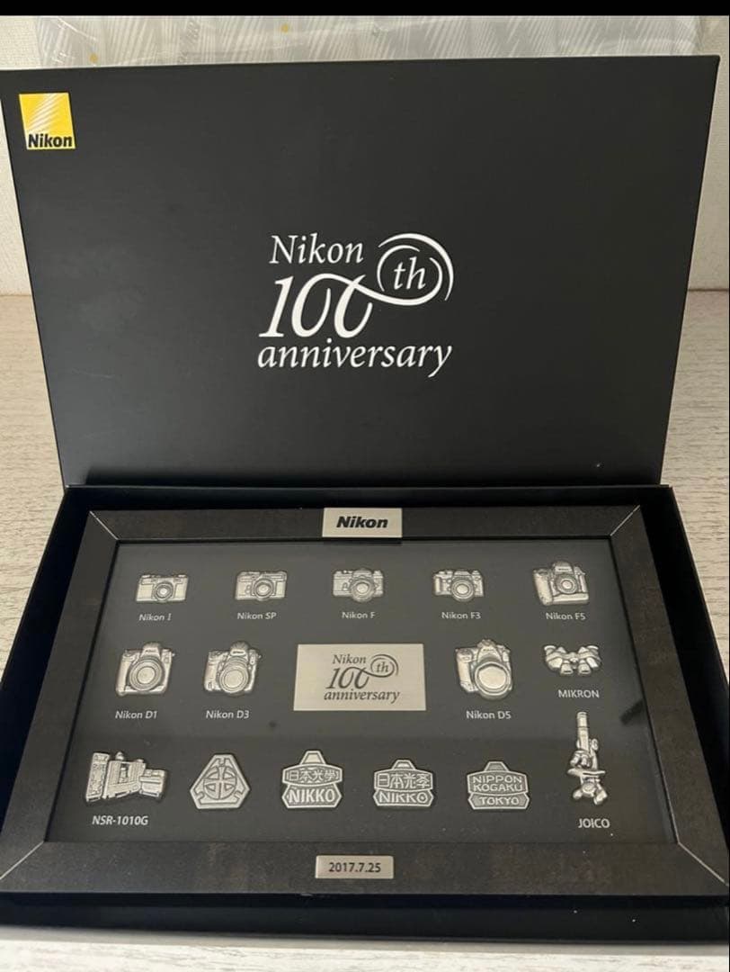 【新品・未開封】 Nikon 100周年記念 歴代カメラモデル ピンバッジ