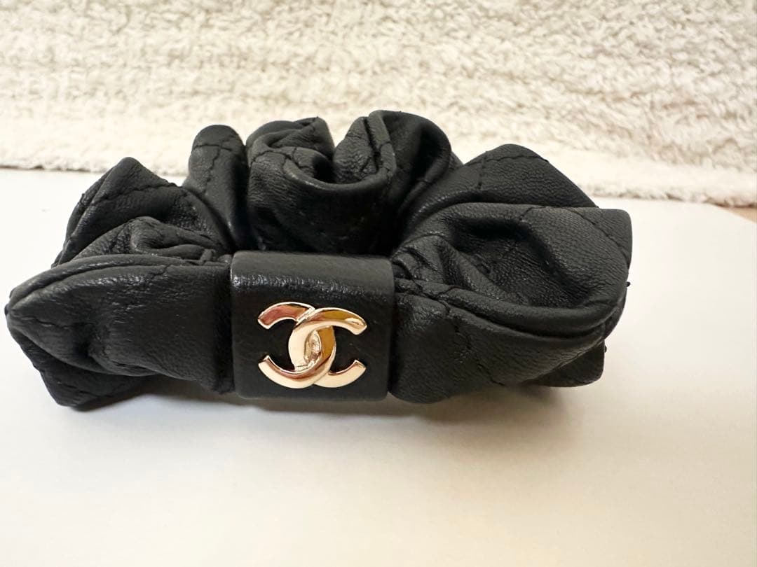 美品CHANEL 黒 レザー シュシュ