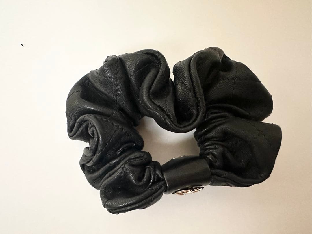 美品CHANEL 黒 レザー シュシュ