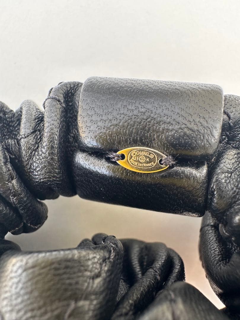 美品CHANEL 黒 レザー シュシュ