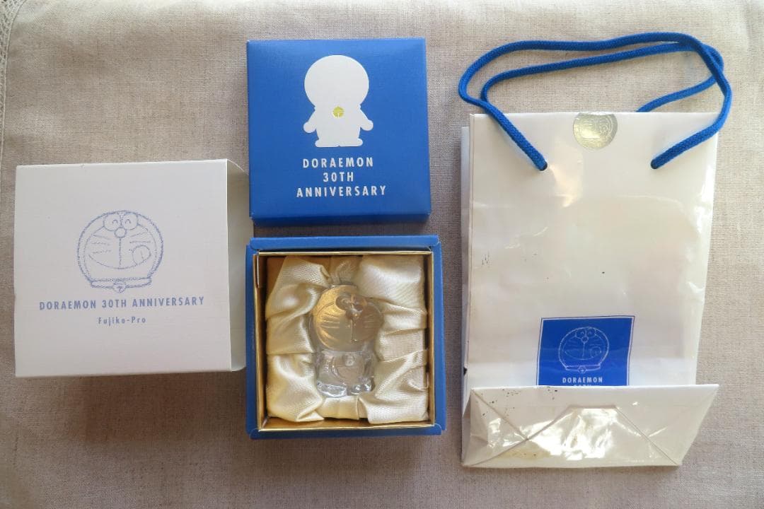 ドラえもん ガラスフィギュア 30周年記念　非売品
