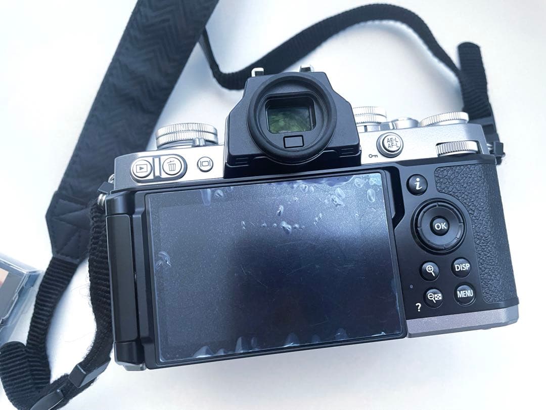 箱有Nikon Zfc ミラーレスカメラ本体と付属品