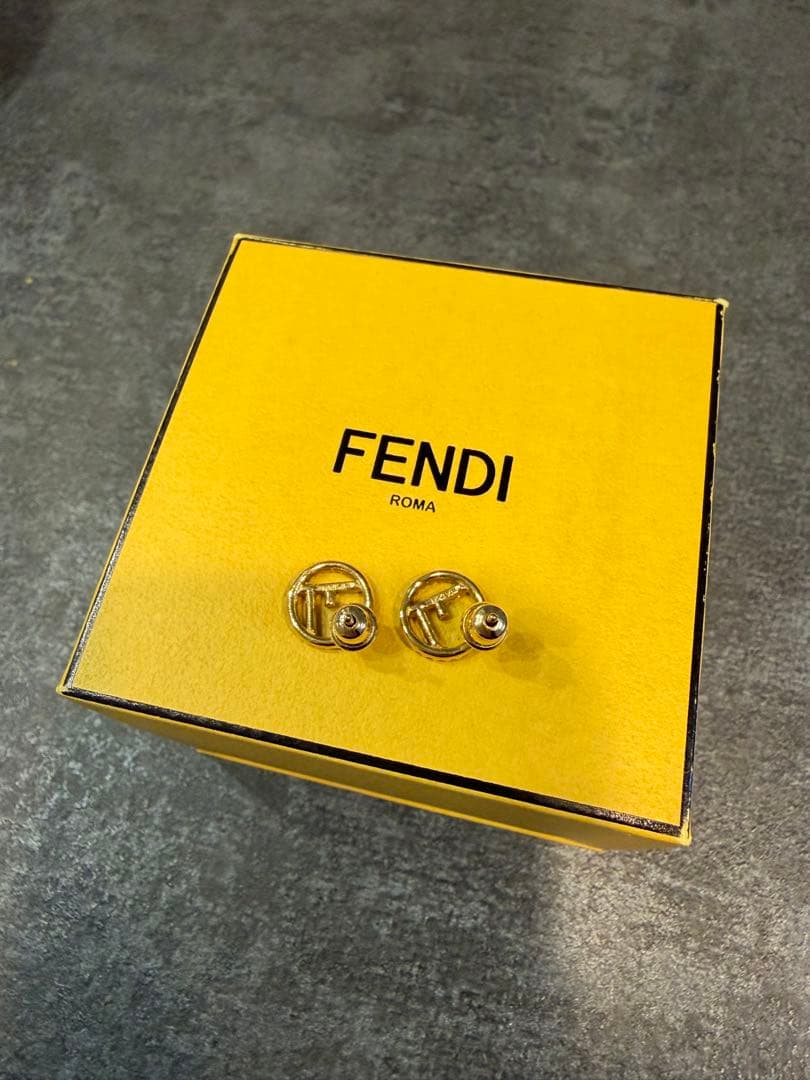FENDI ゴールド ロゴピアス