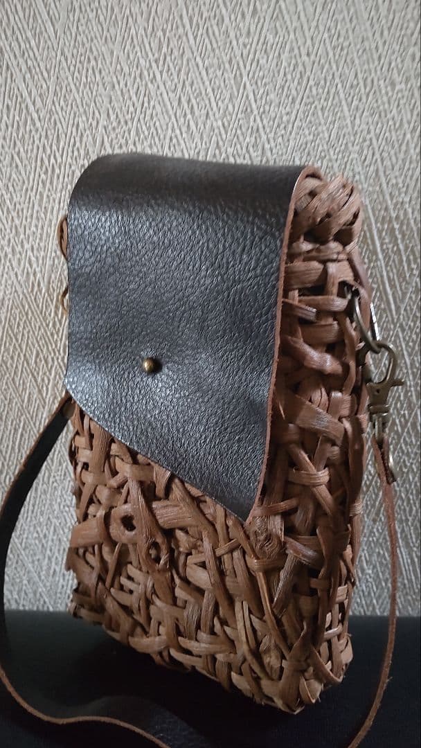 山葡萄のスマホ入れとチャーム